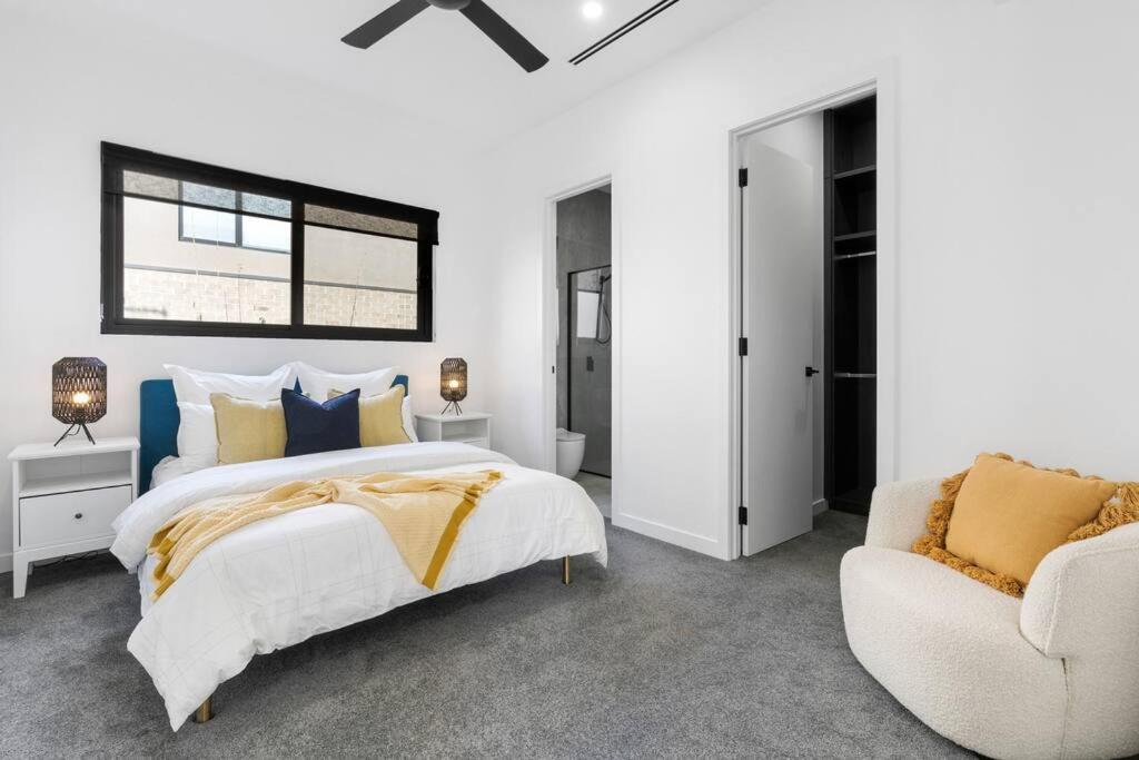 Melbourne Vacations - 5 Ensuite Luxury Holiday House Balwyn North - Property Image 16