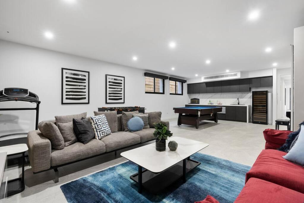 Melbourne Vacations - 5 Ensuite Luxury Holiday House Balwyn North - Property Image 2