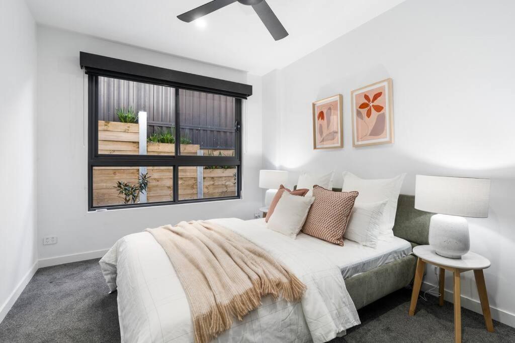 Melbourne Vacations - 5 Ensuite Luxury Holiday House Balwyn North - Property Image 14