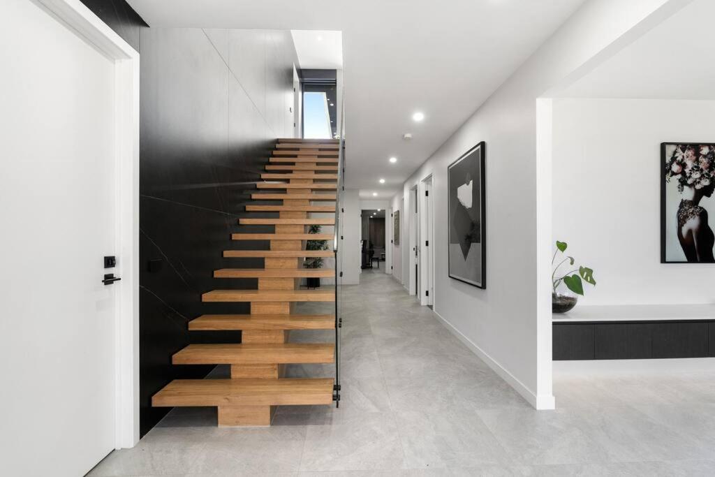 Melbourne Vacations - 5 Ensuite Luxury Holiday House Balwyn North - Property Image 13