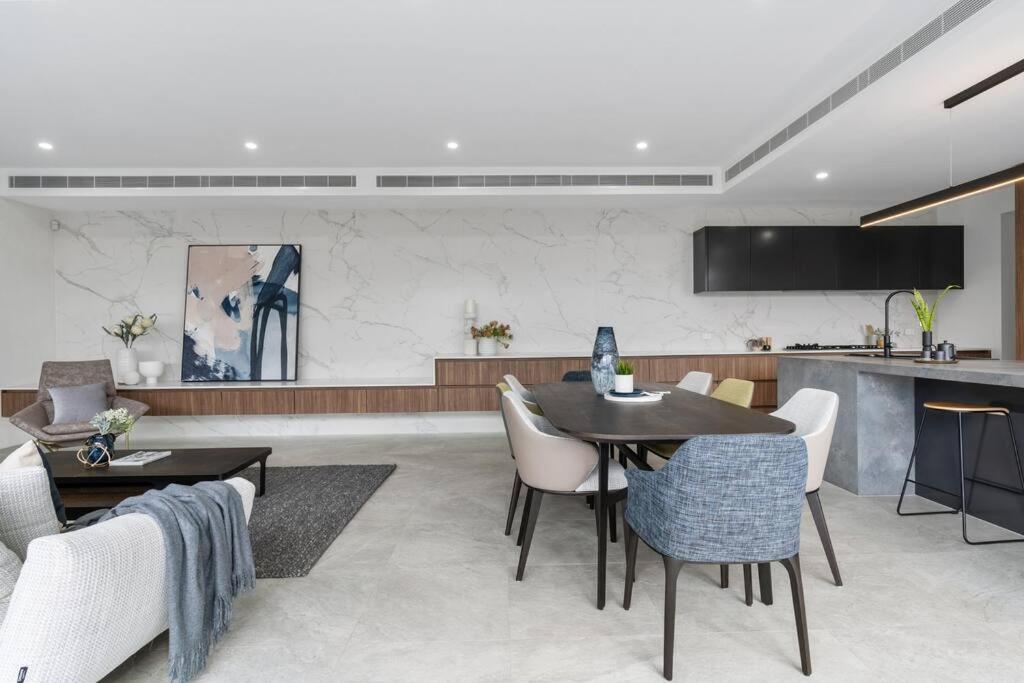 Melbourne Vacations - 5 Ensuite Luxury Holiday House Balwyn North - Property Image 12