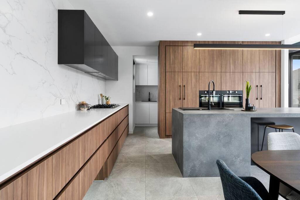 Melbourne Vacations - 5 Ensuite Luxury Holiday House Balwyn North - Property Image 11