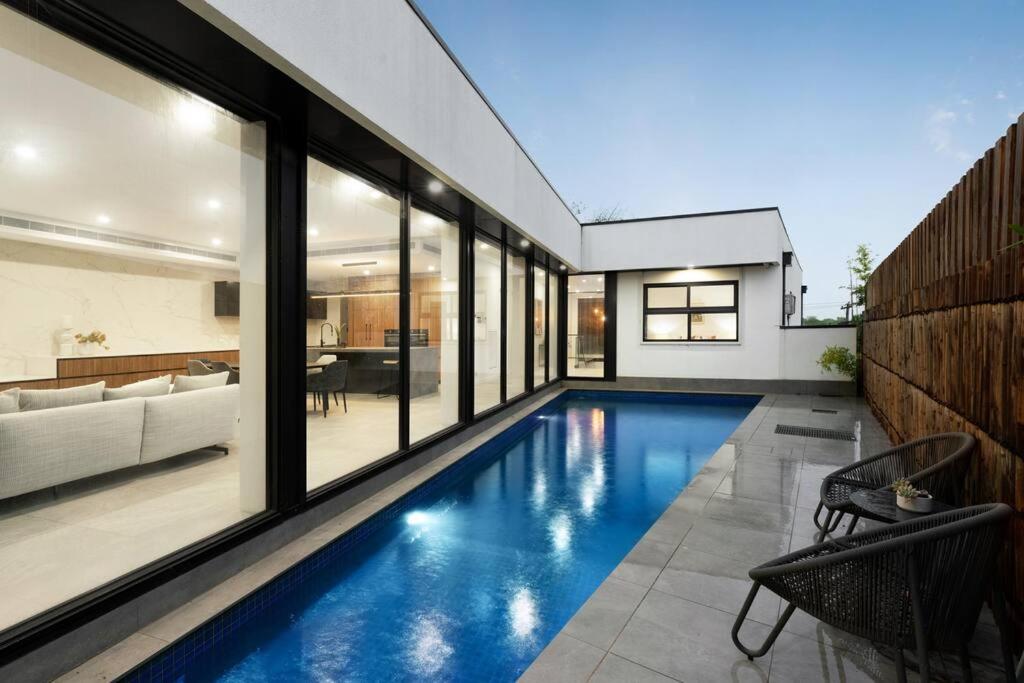 Melbourne Vacations - 5 Ensuite Luxury Holiday House Balwyn North - Property Image 9