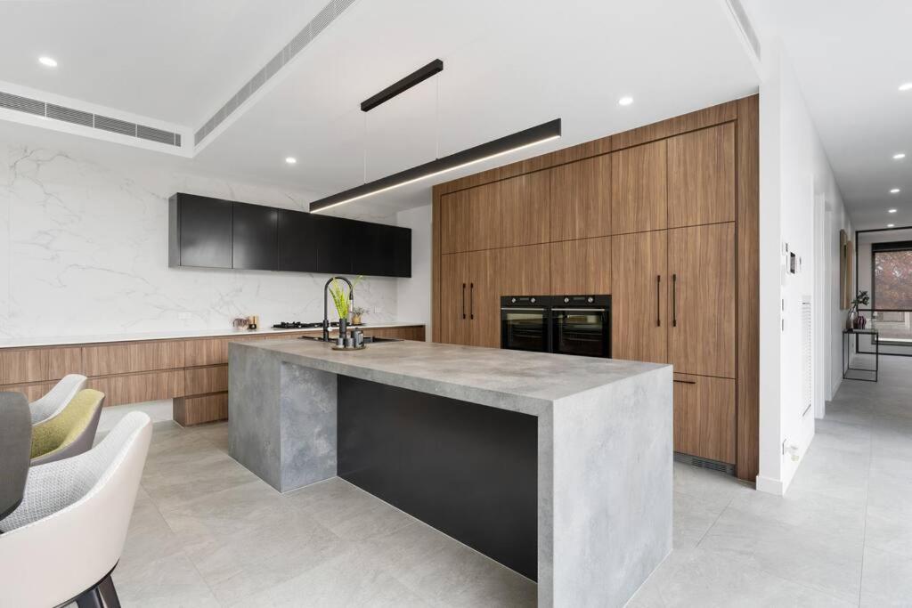 Melbourne Vacations - 5 Ensuite Luxury Holiday House Balwyn North - Property Image 8