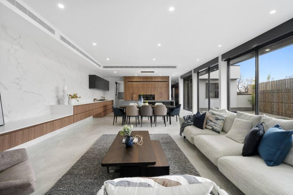 Melbourne Vacations - 5 Ensuite Luxury Holiday House Balwyn North - Property Image 7