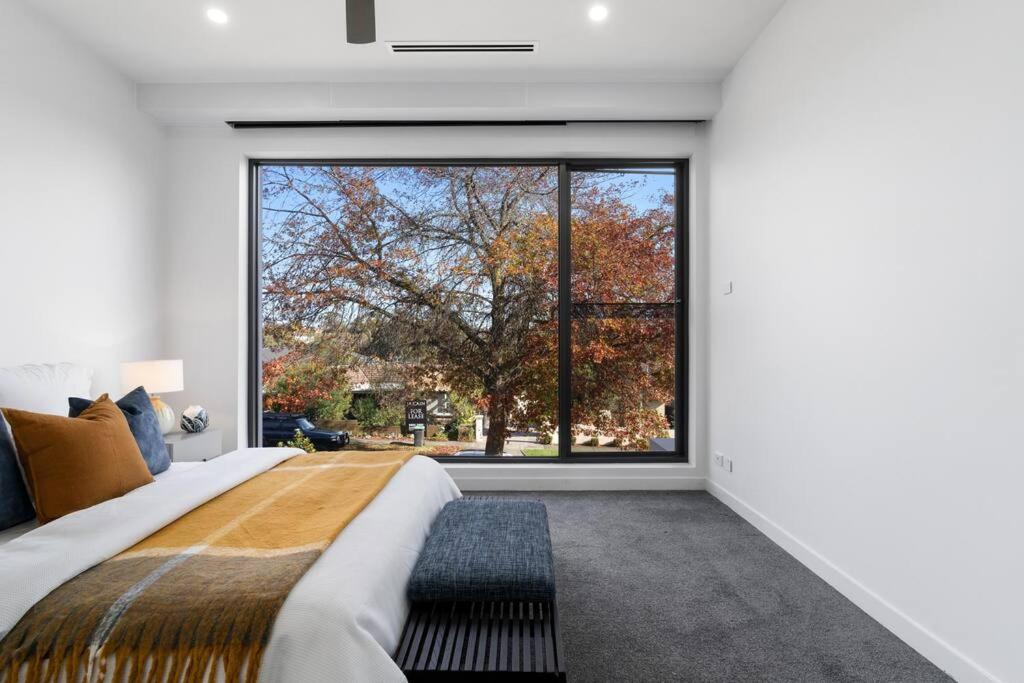 Melbourne Vacations - 5 Ensuite Luxury Holiday House Balwyn North - Property Image 6