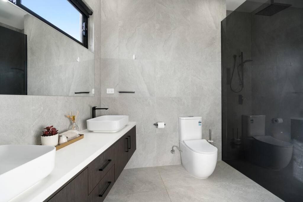 Melbourne Vacations - 5 Ensuite Luxury Holiday House Balwyn North - Property Image 5