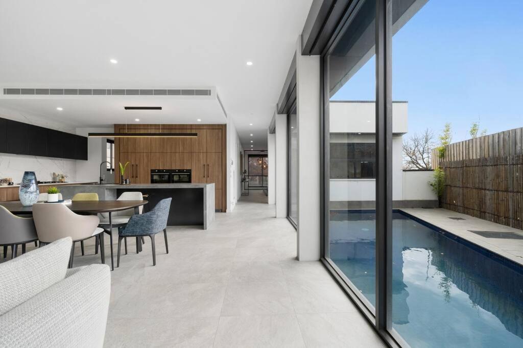 Melbourne Vacations - 5 Ensuite Luxury Holiday House Balwyn North - Property Image 3