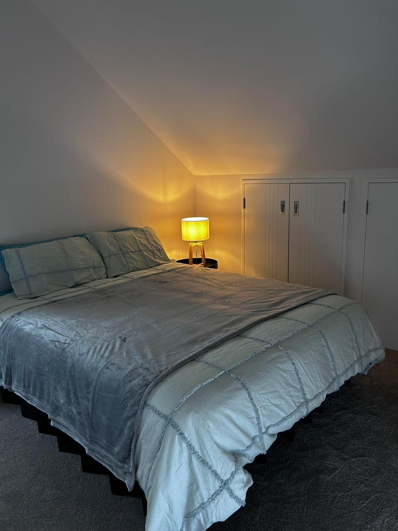 Cozy Top-Floor Stay with Private Bathrooms & Free Parking view 2