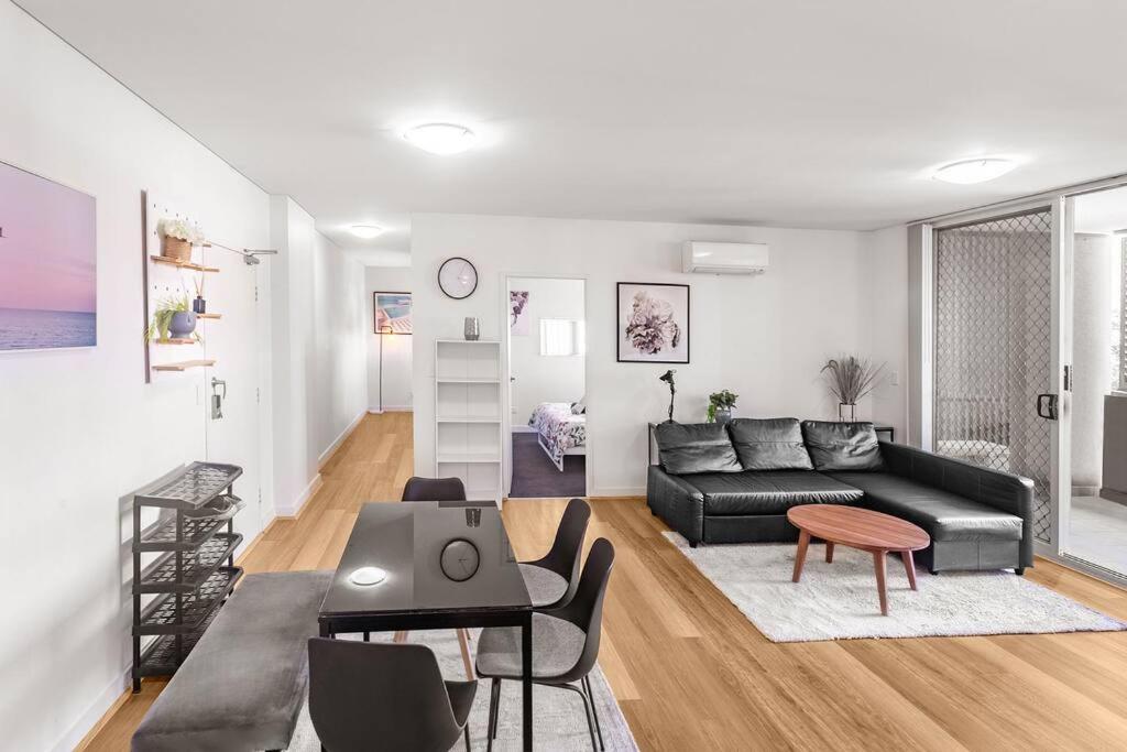 Modern Luxury 3 Bedrm Apt Close to Parramatta, CBD