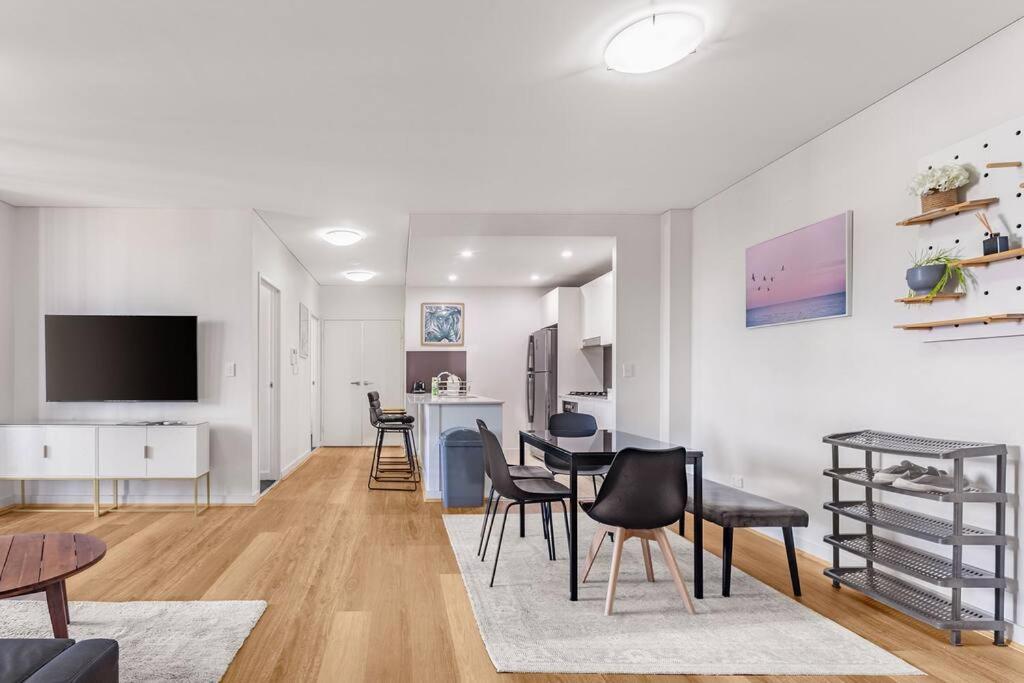 Modern Luxury 3 Bedrm Apt Close to Parramatta, CBD