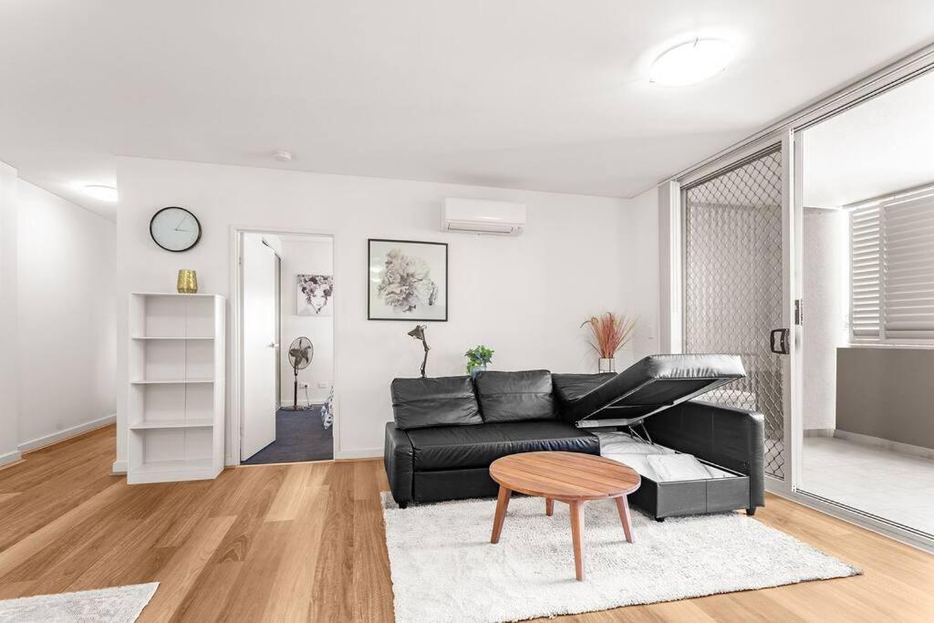 Modern Luxury 3 Bedrm Apt Close to Parramatta, CBD