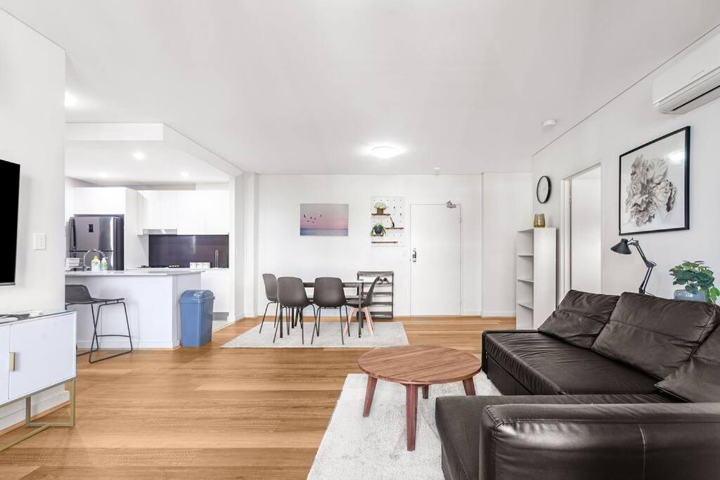 Modern Luxury 3 Bedrm Apt Close to Parramatta, CBD