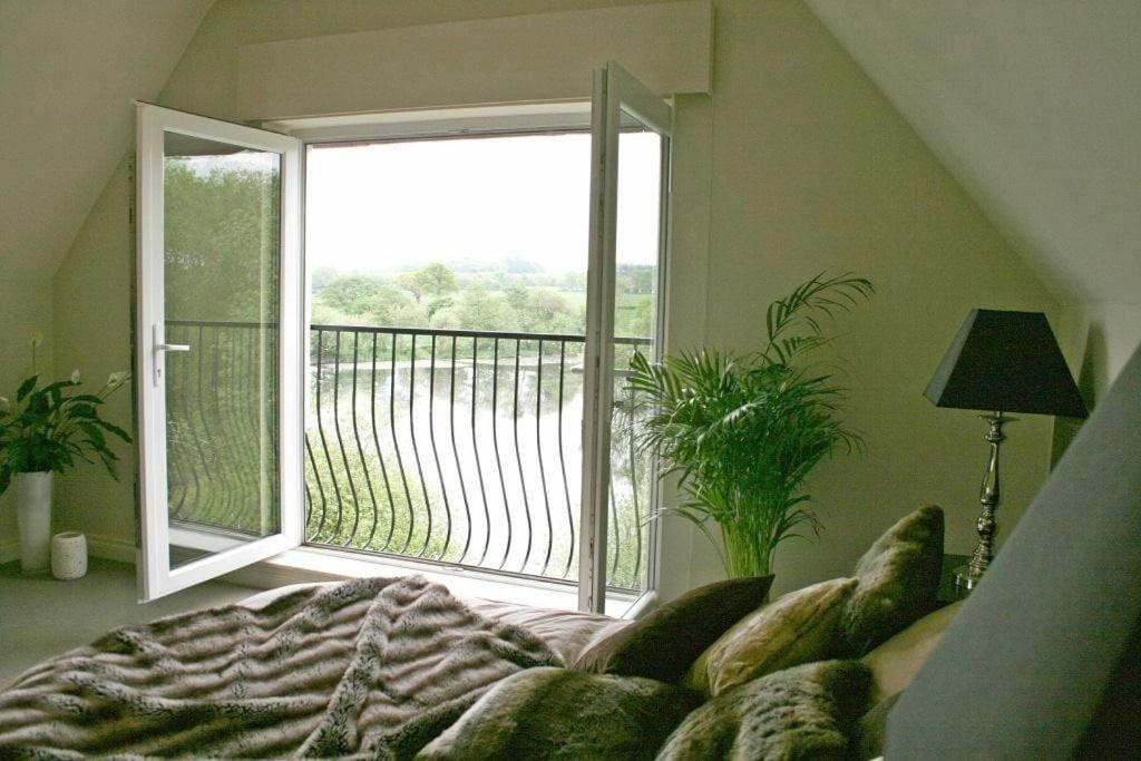 Stunning 5 Bedroom house with Beautiful Lake Views view 5