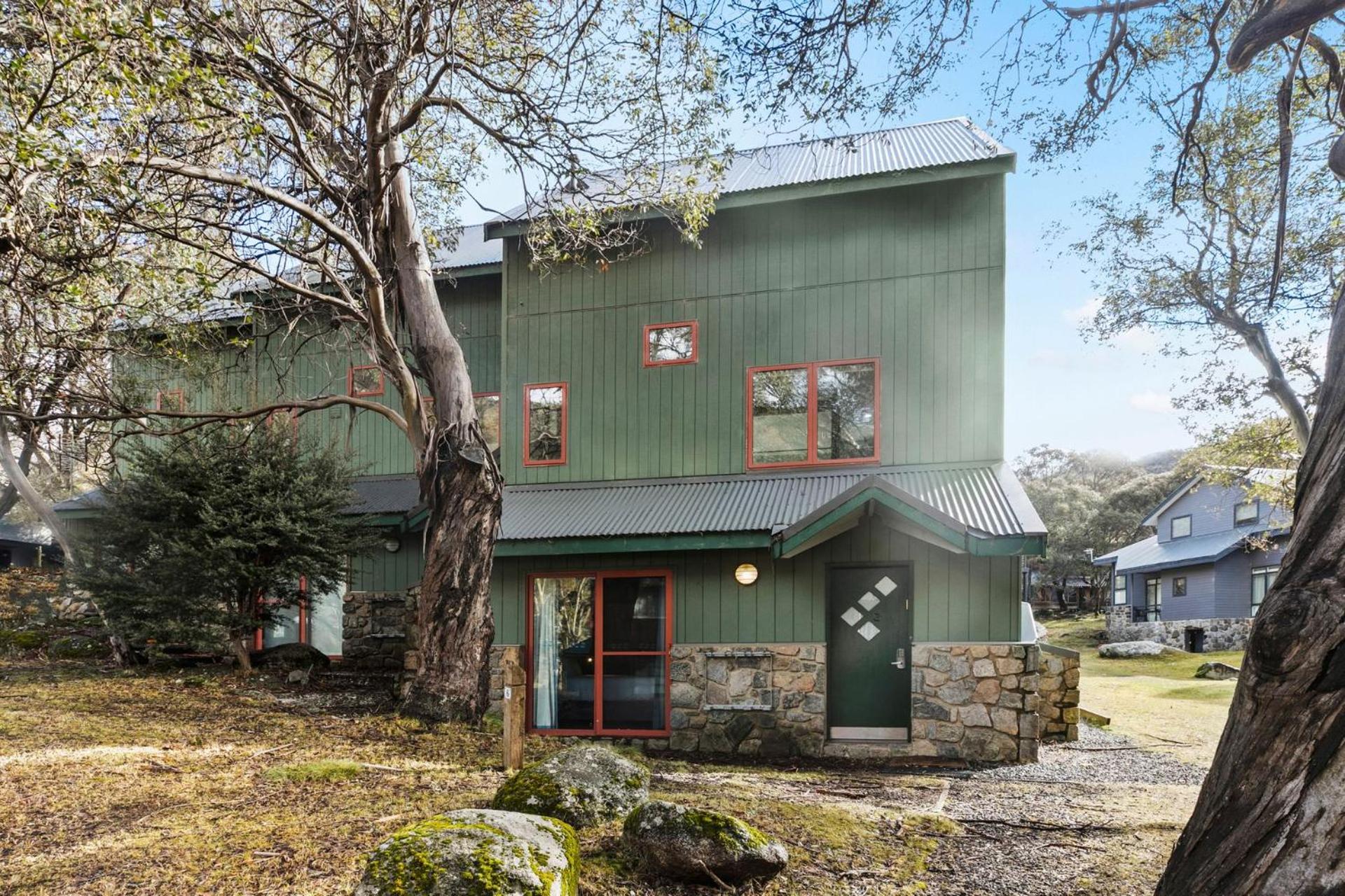 Hotel Muzzlewood 3 - Image 1