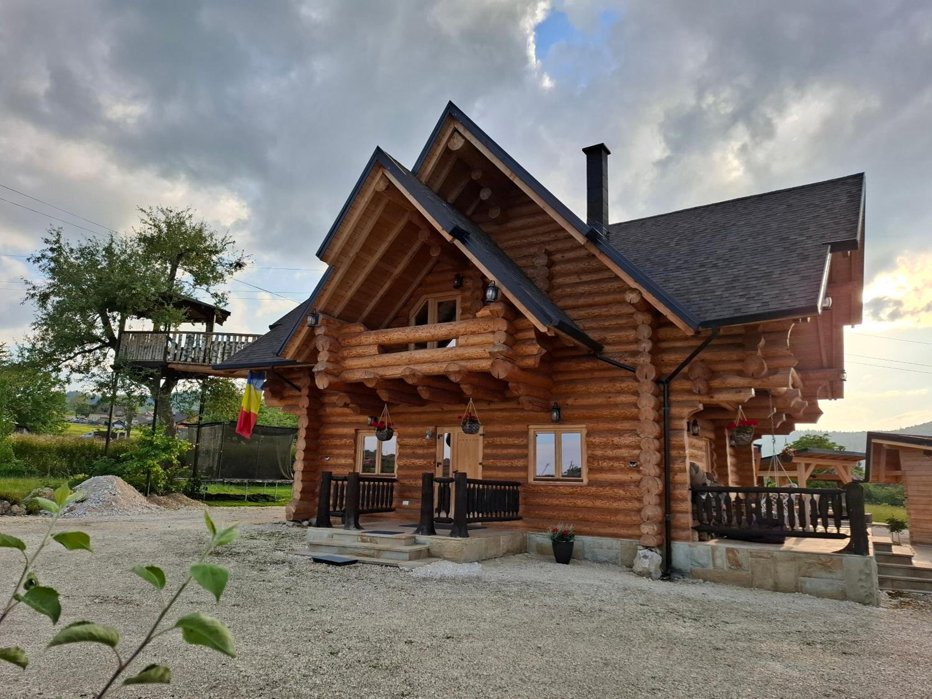 Cabana lemn rotund cu ciubar de închiriat Bucovina Chalet view 4