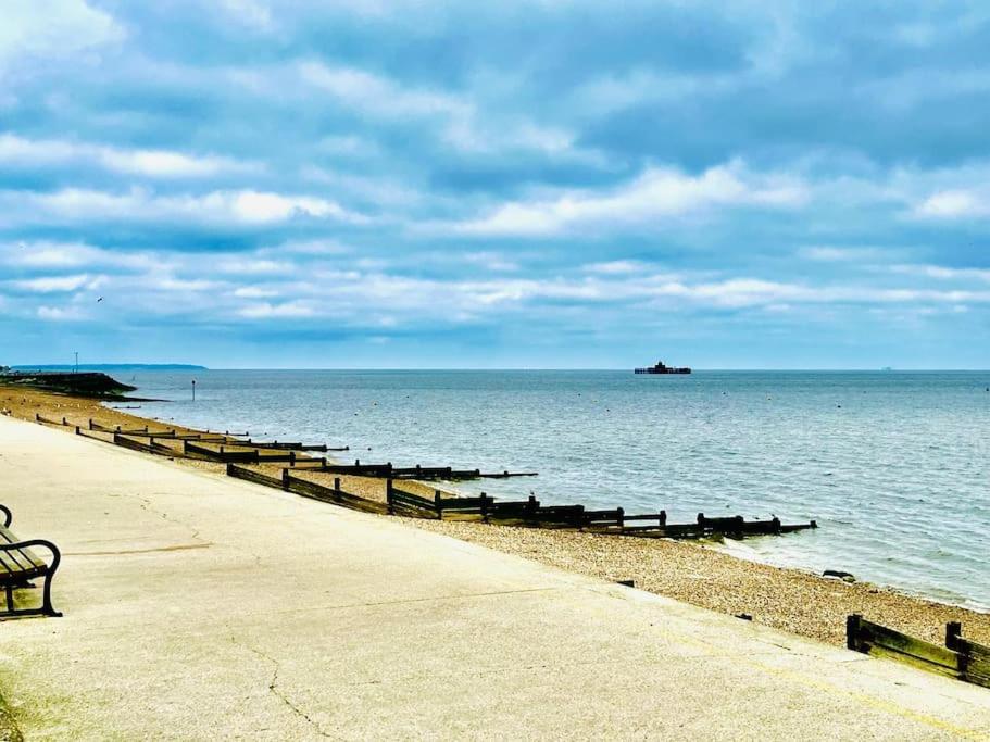 Dog Holiday, Seafront, Spacious Ground Floor view 2
