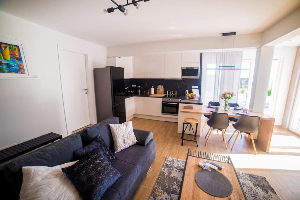 Apartman 76 - Modern Apartment with On-Site Private Parking view 3