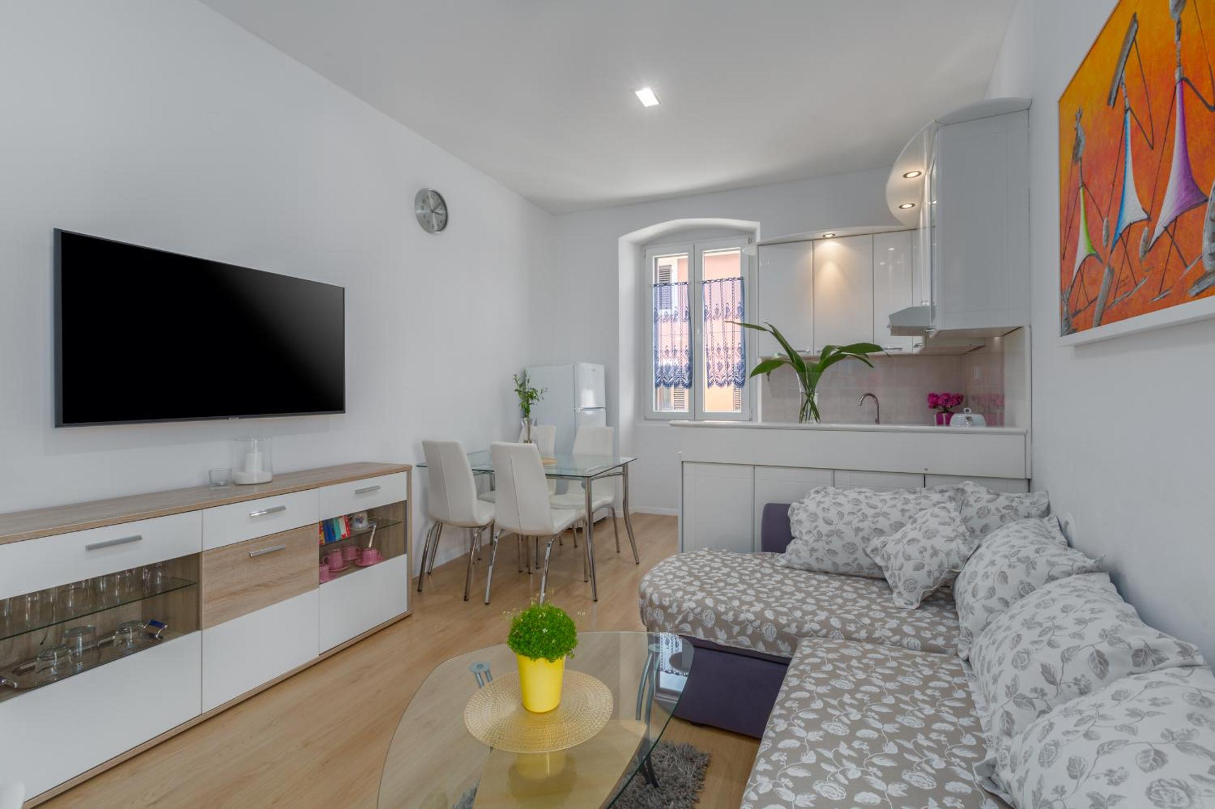 Aria two bedroom apartment with terrace in the center