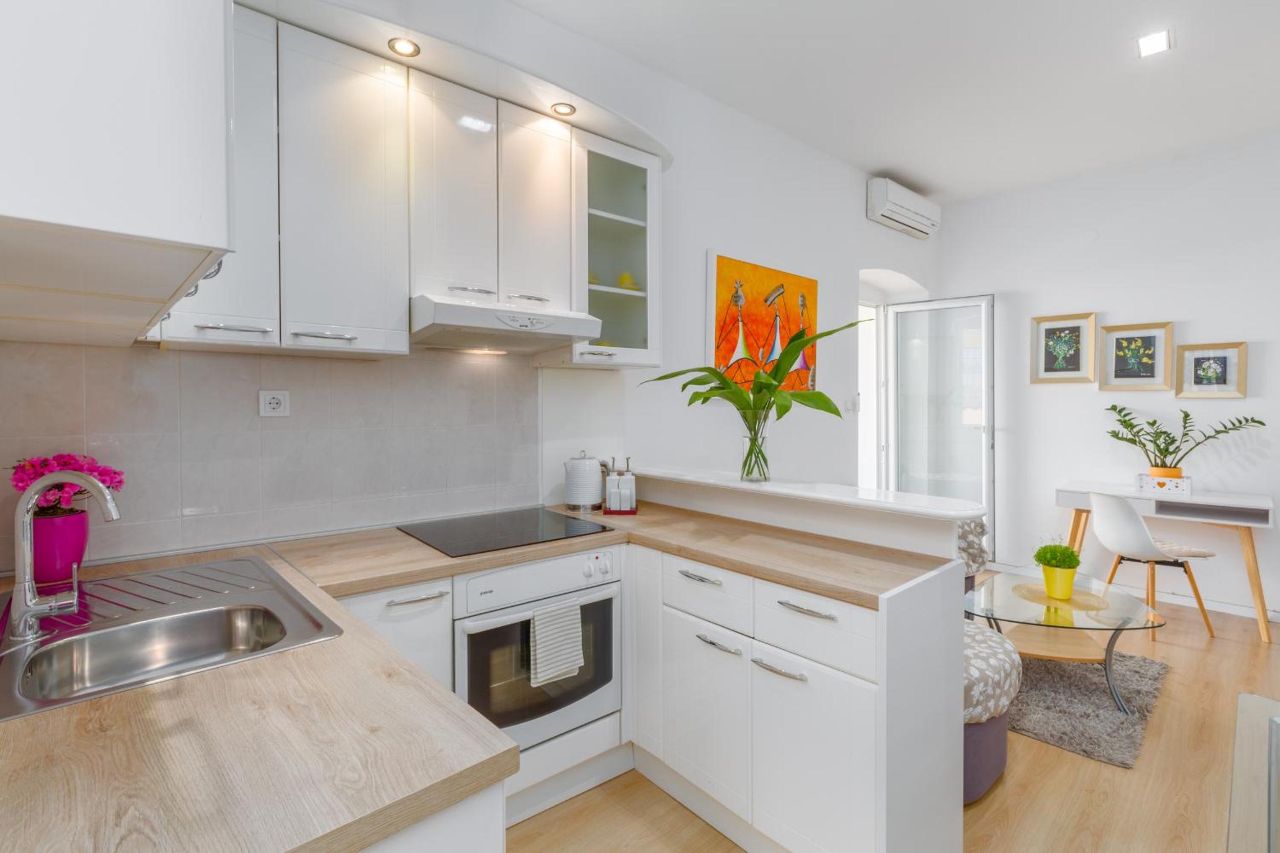 Aria two bedroom apartment with terrace in the center