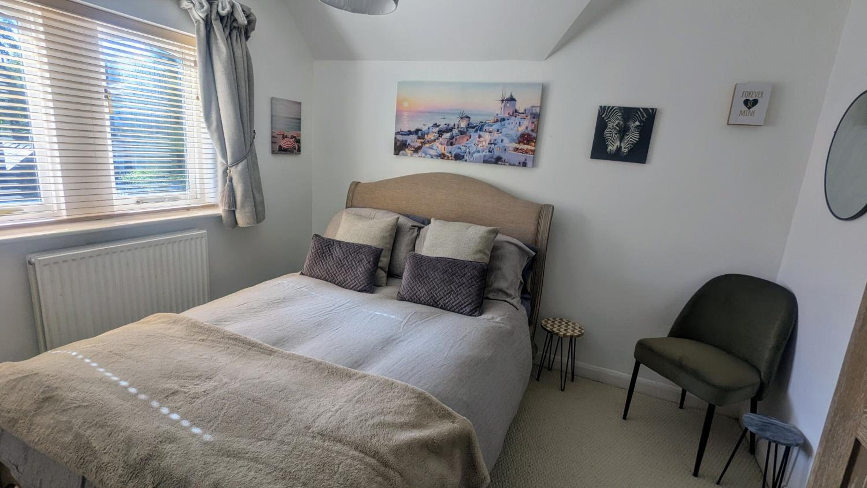 Secluded Spacious 3 bed Detached Home with Amazing Bars Coffee Restaurants and Park Walks on the Doorstep view 5