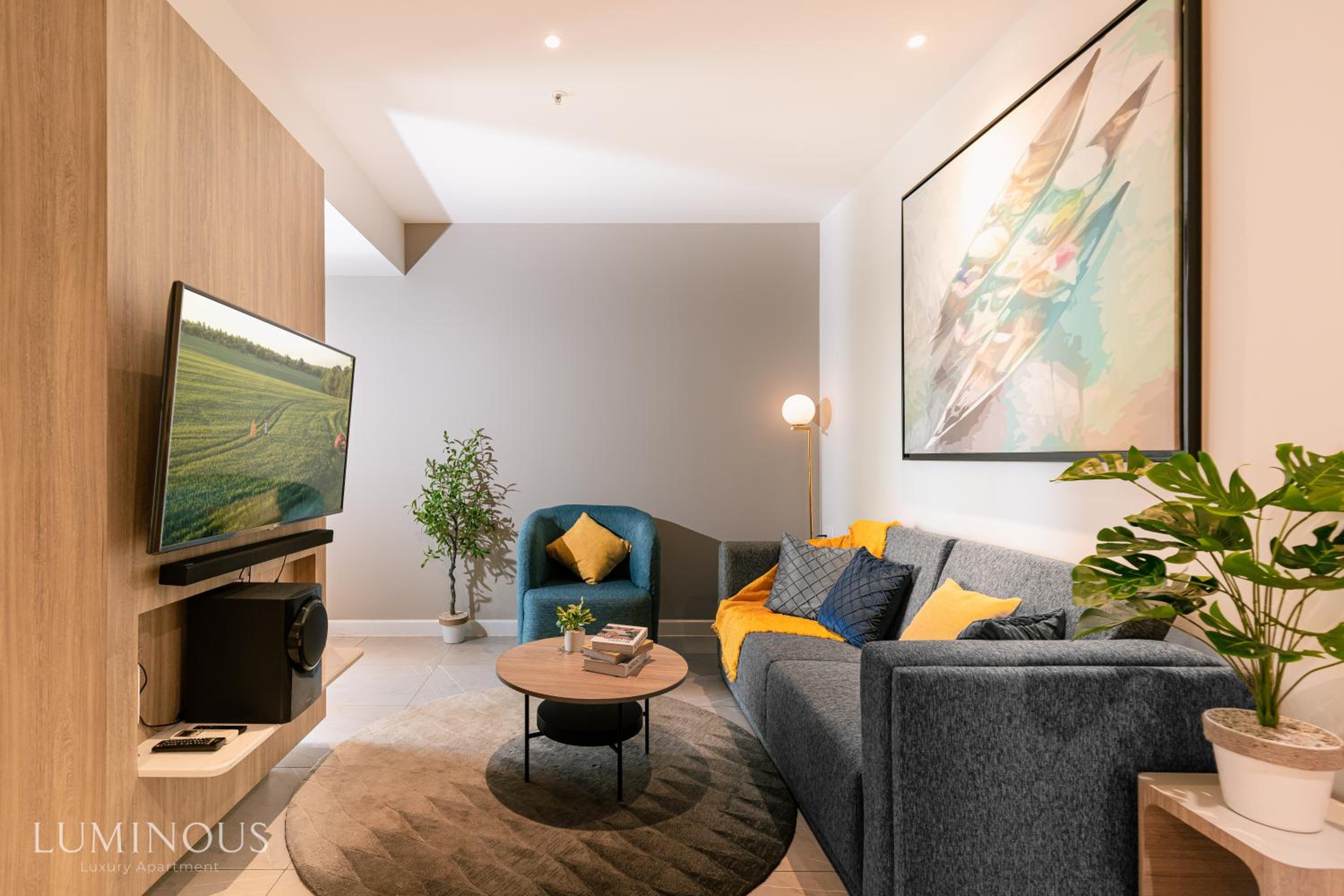 Luxury 2 or 3BR Apartment in Dist 1, Pool and airport pickup