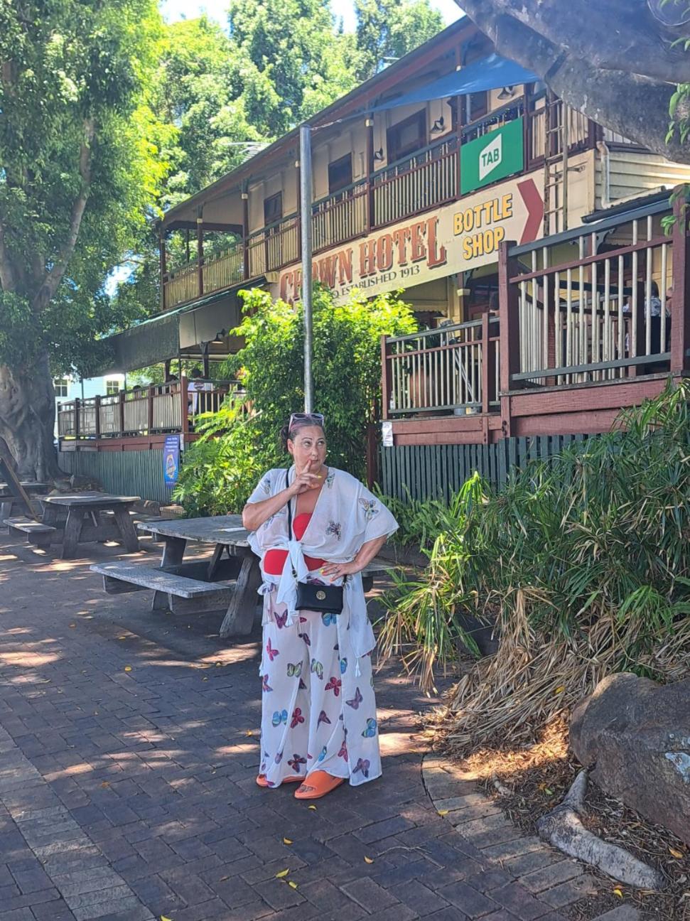Brisbane 1960s Pool House - hosted bed and breakfast