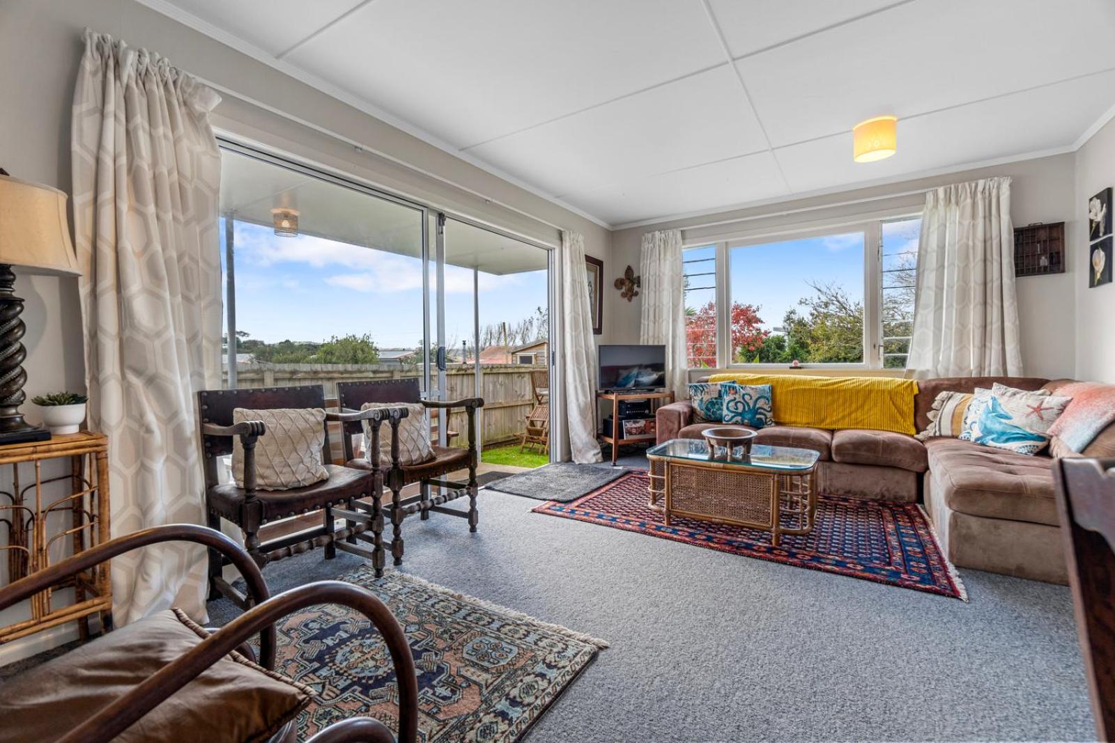 Lorenzen Bay Bungalow - Raglan Holiday Home view 2