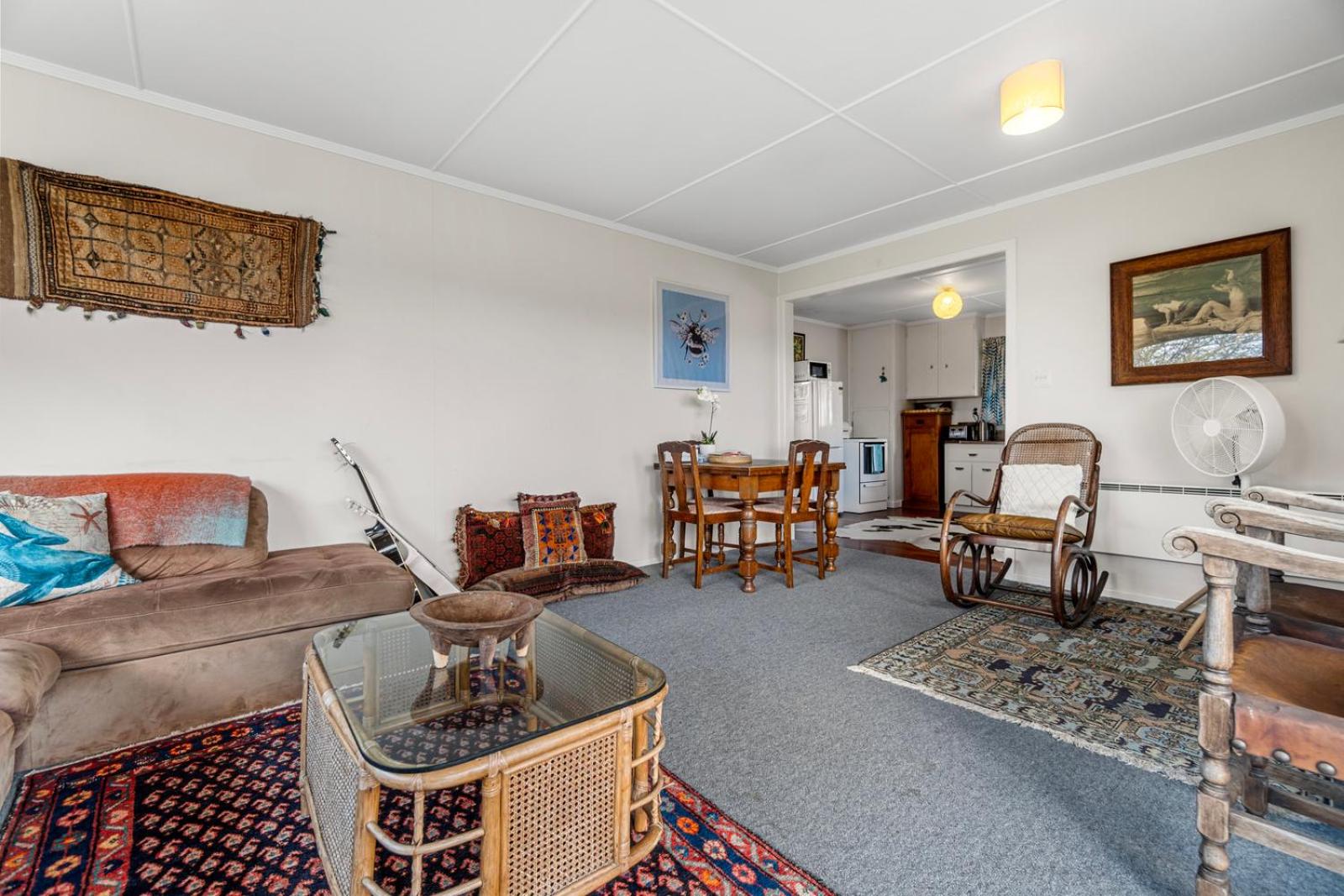 Lorenzen Bay Bungalow - Raglan Holiday Home view 3