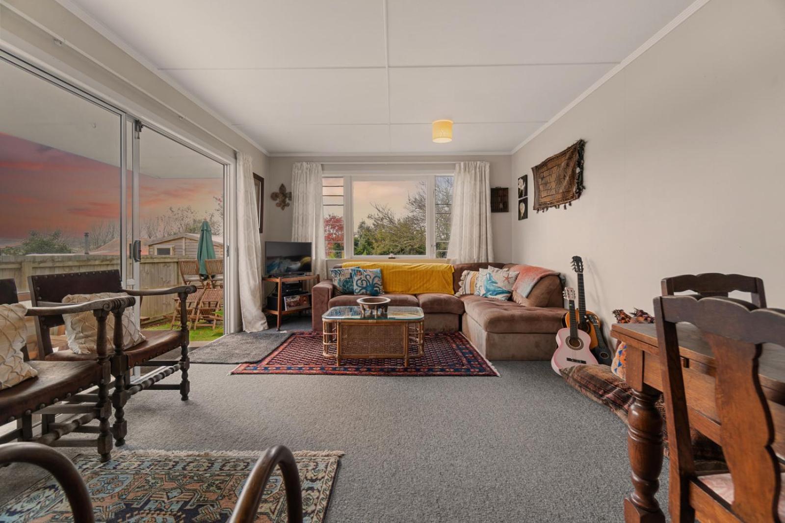 Lorenzen Bay Bungalow - Raglan Holiday Home view 4