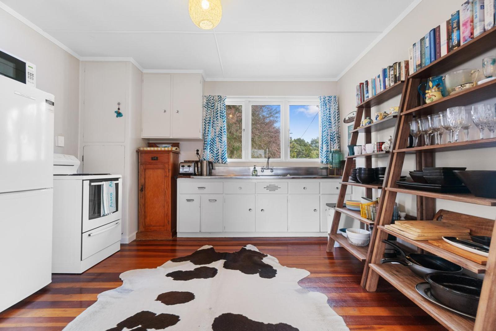 Lorenzen Bay Bungalow - Raglan Holiday Home view 5