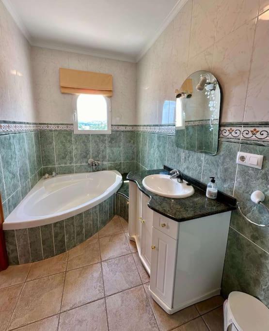 3 Bedroom villa, walking distance to Moraira view 5
