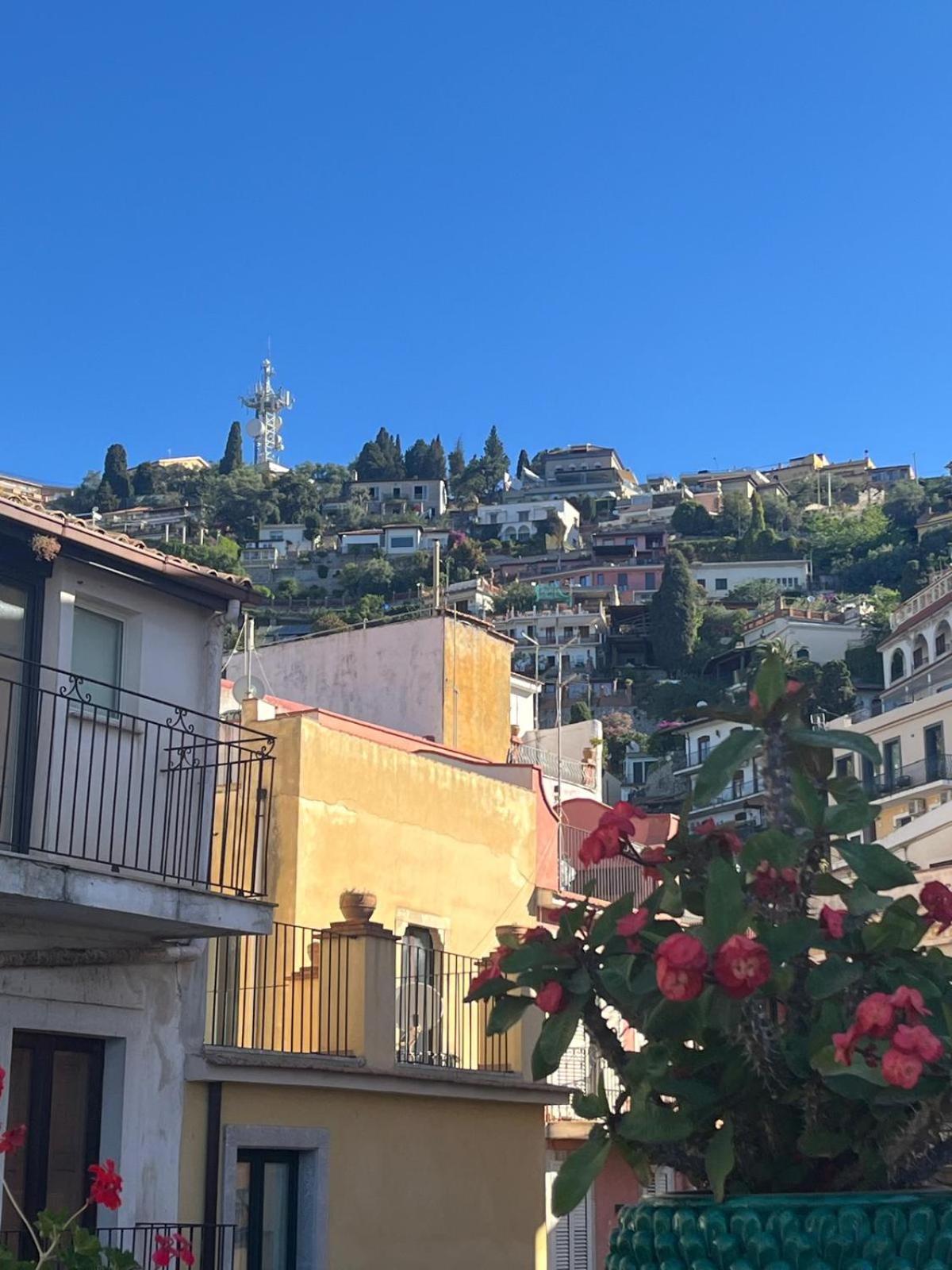 Le Pigne House with terrace in Taormina centre photo 4