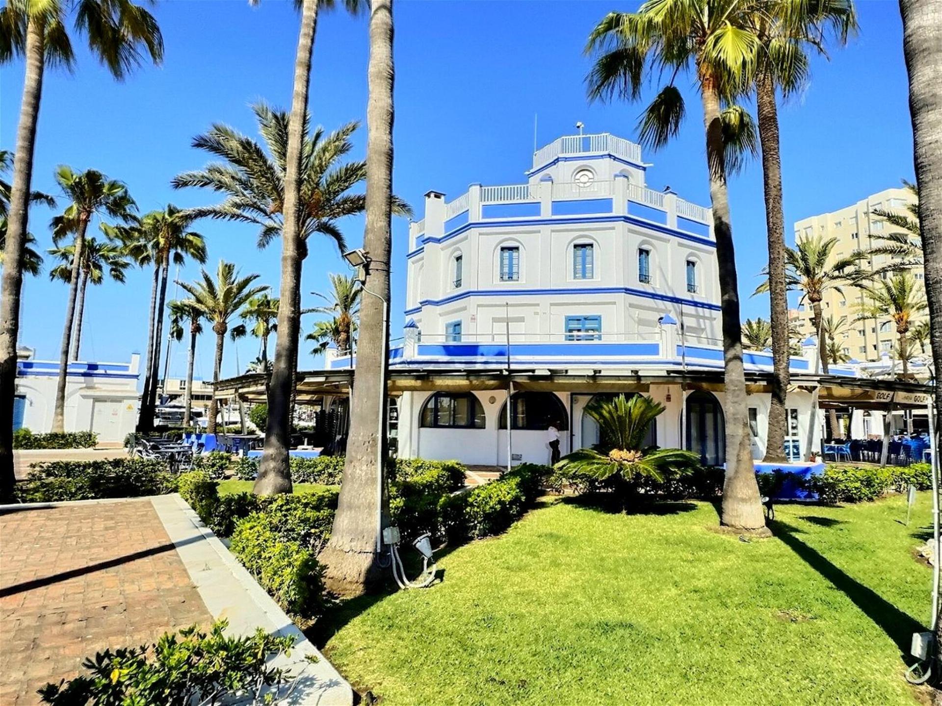 Two bedroom apartment moments from the Cristo beach Estepona