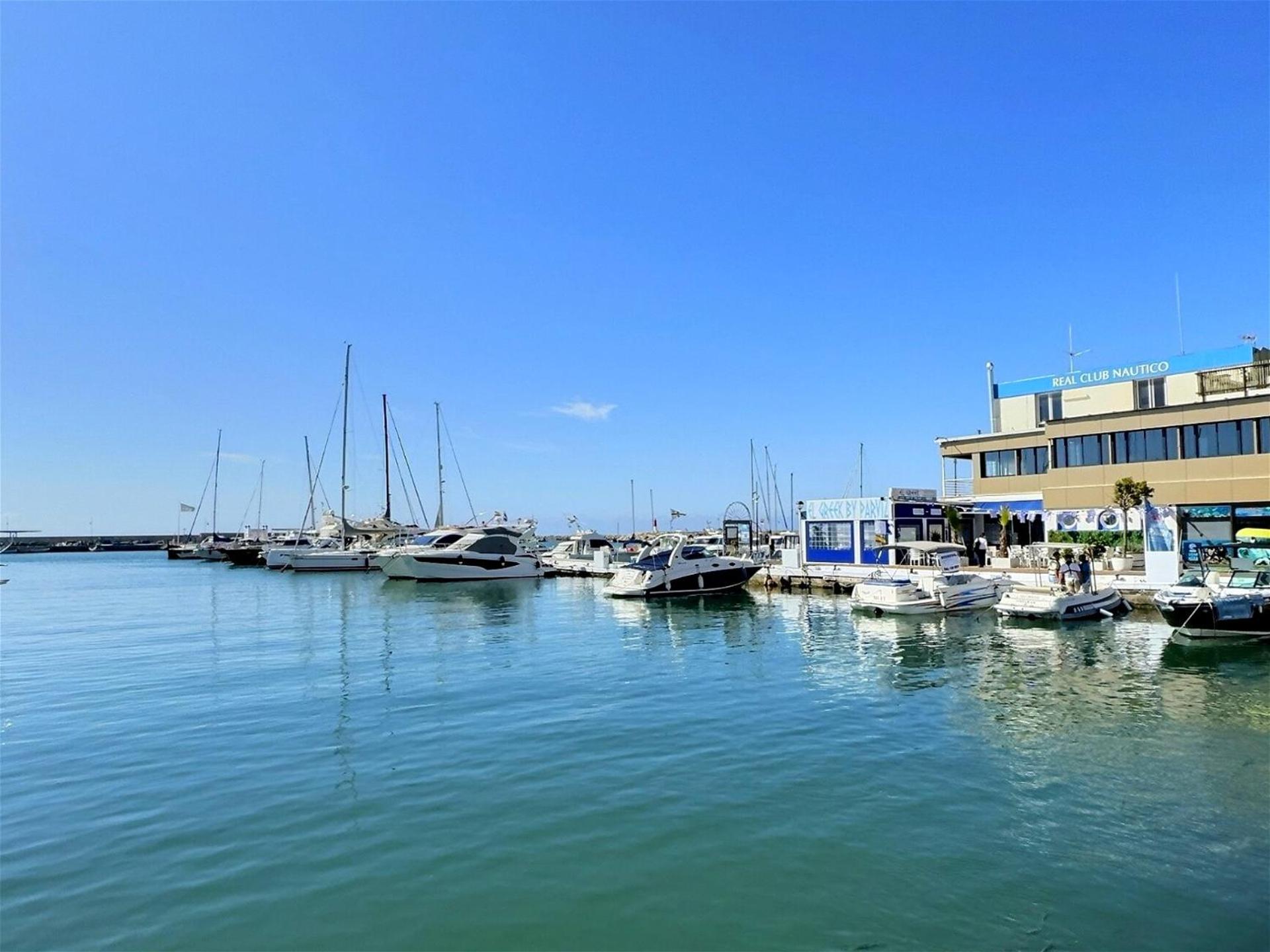 Two bedroom apartment moments from the Cristo beach Estepona