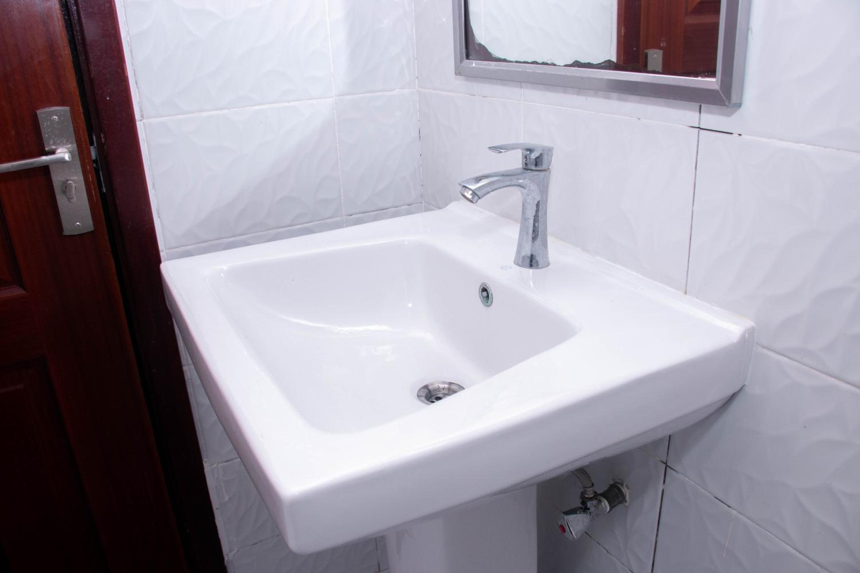 Strategically Located 3 Bedroom Apartment 15minutes from the Airport view 3