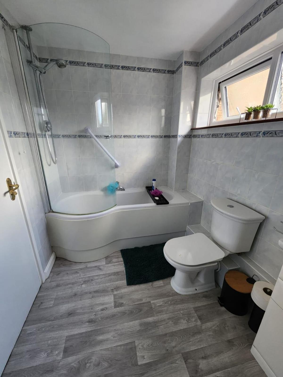 Double Room in Crawley,Gatwick,West Sussex view 3