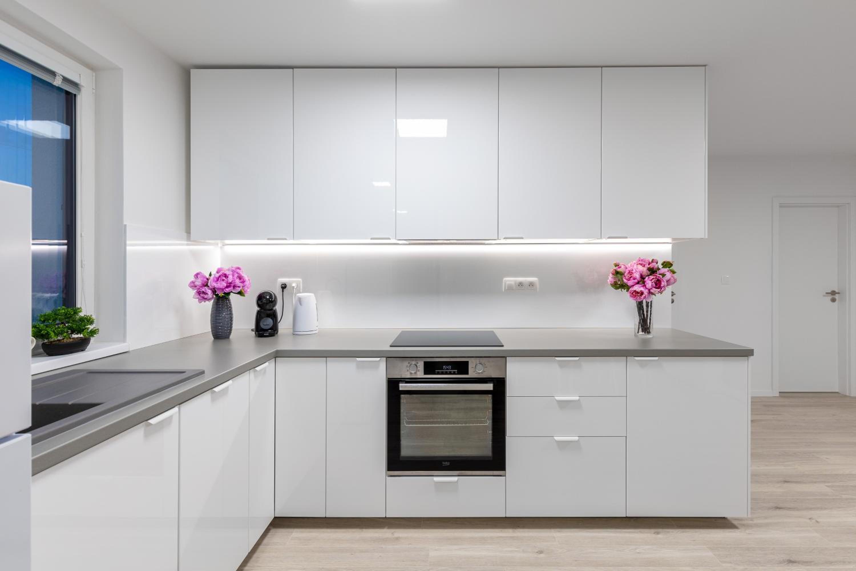 Rendez - big 70m2 Apartment, Fresh New, Parking Included, Air-Conditioned, balcony view 3