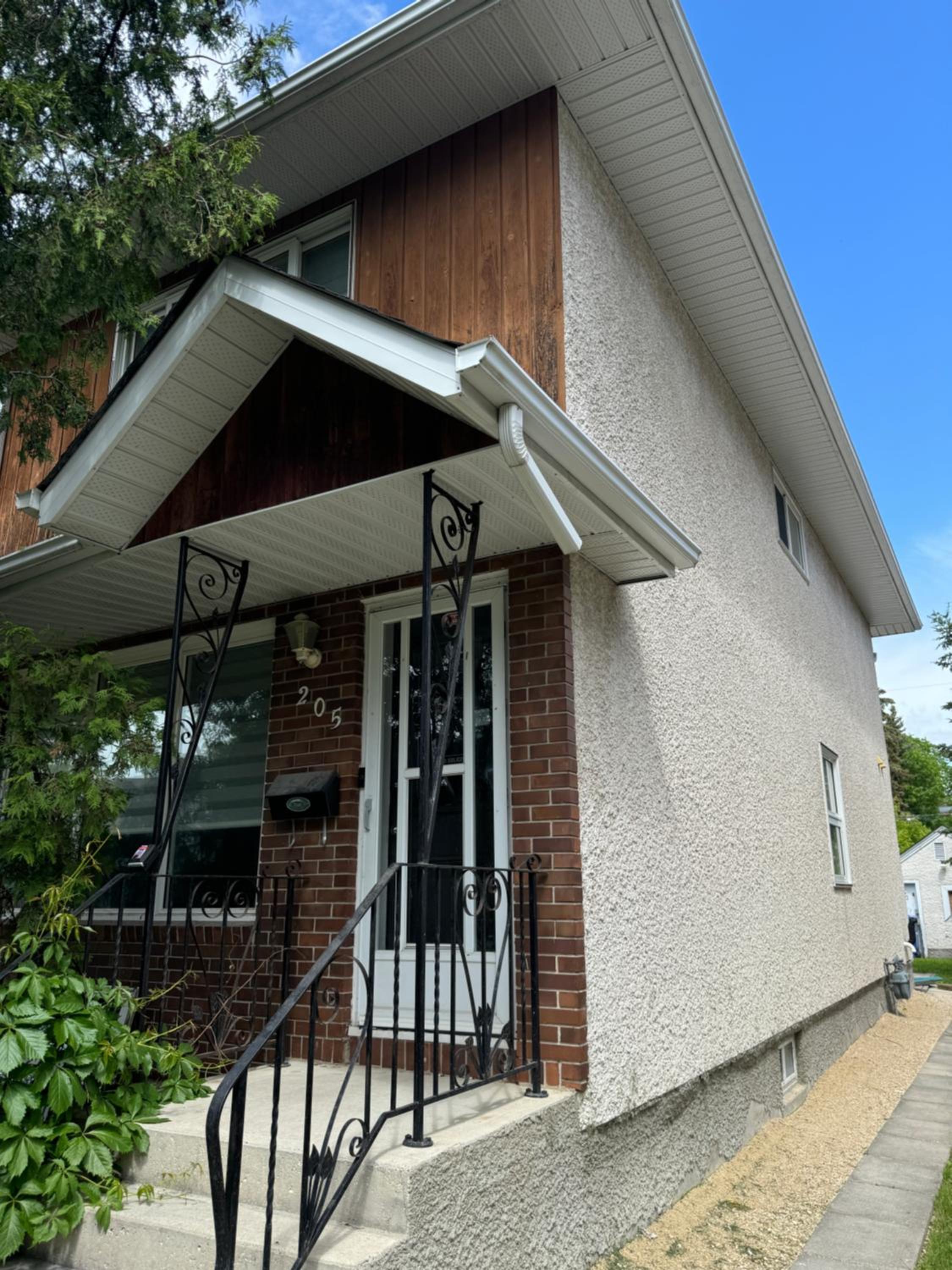Walking distance to St Boniface, easy parking