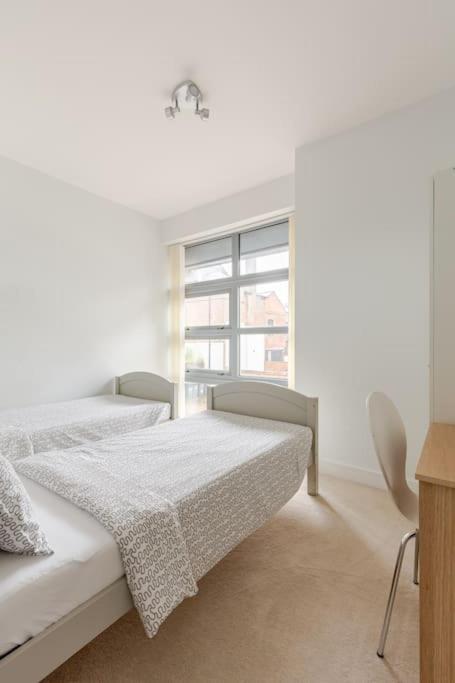 Modern City Centre House with Free Parking view 5