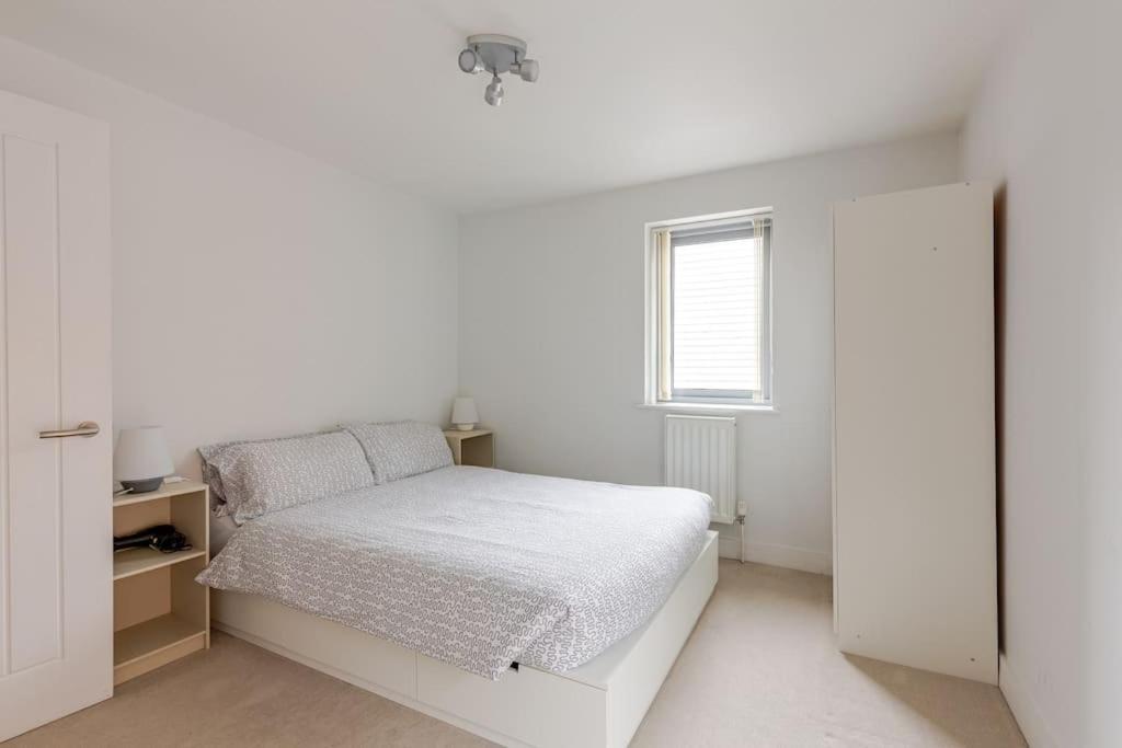 Modern City Centre House with Free Parking view 4