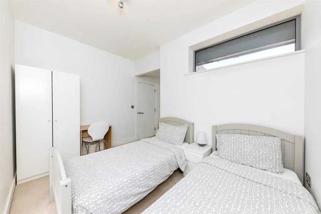Modern City Centre House with Free Parking view 3