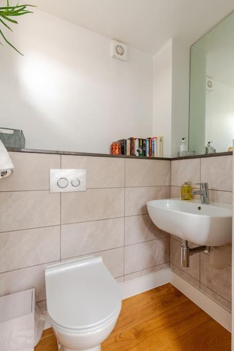 Modern City Centre House with Free Parking view 2