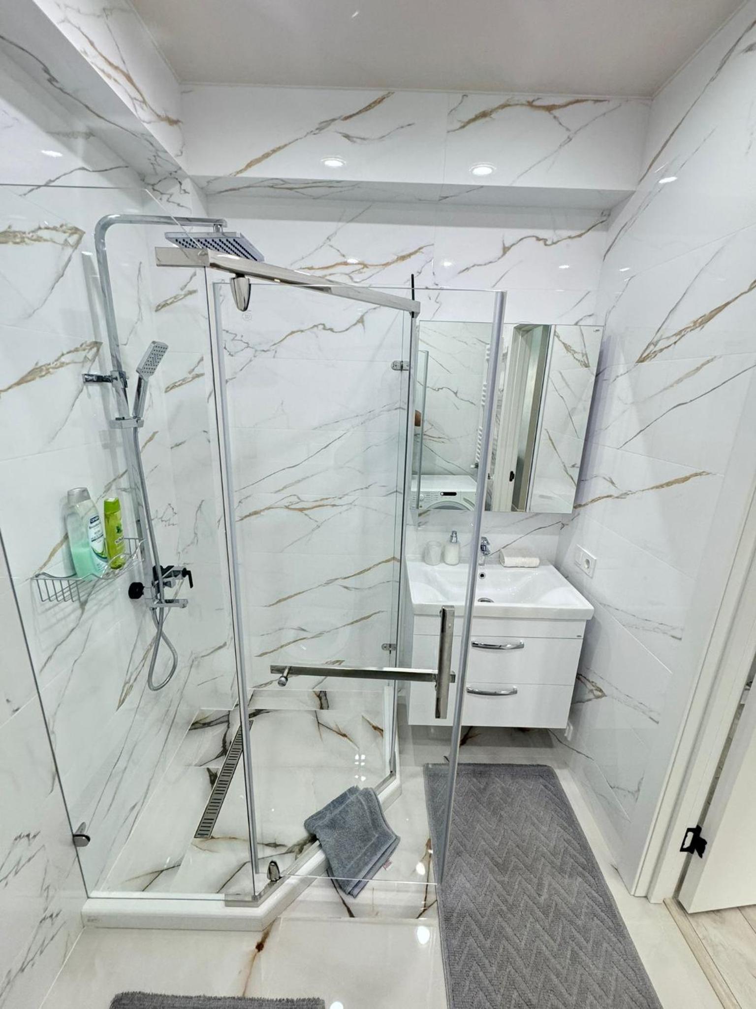 Modern Apartment near Airport view 2