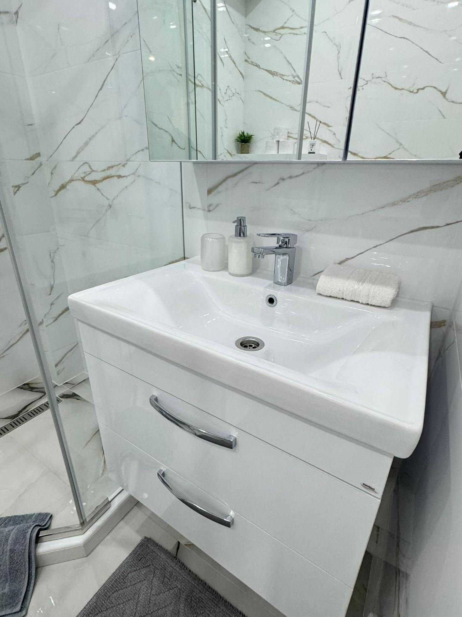 Modern Apartment near Airport view 4