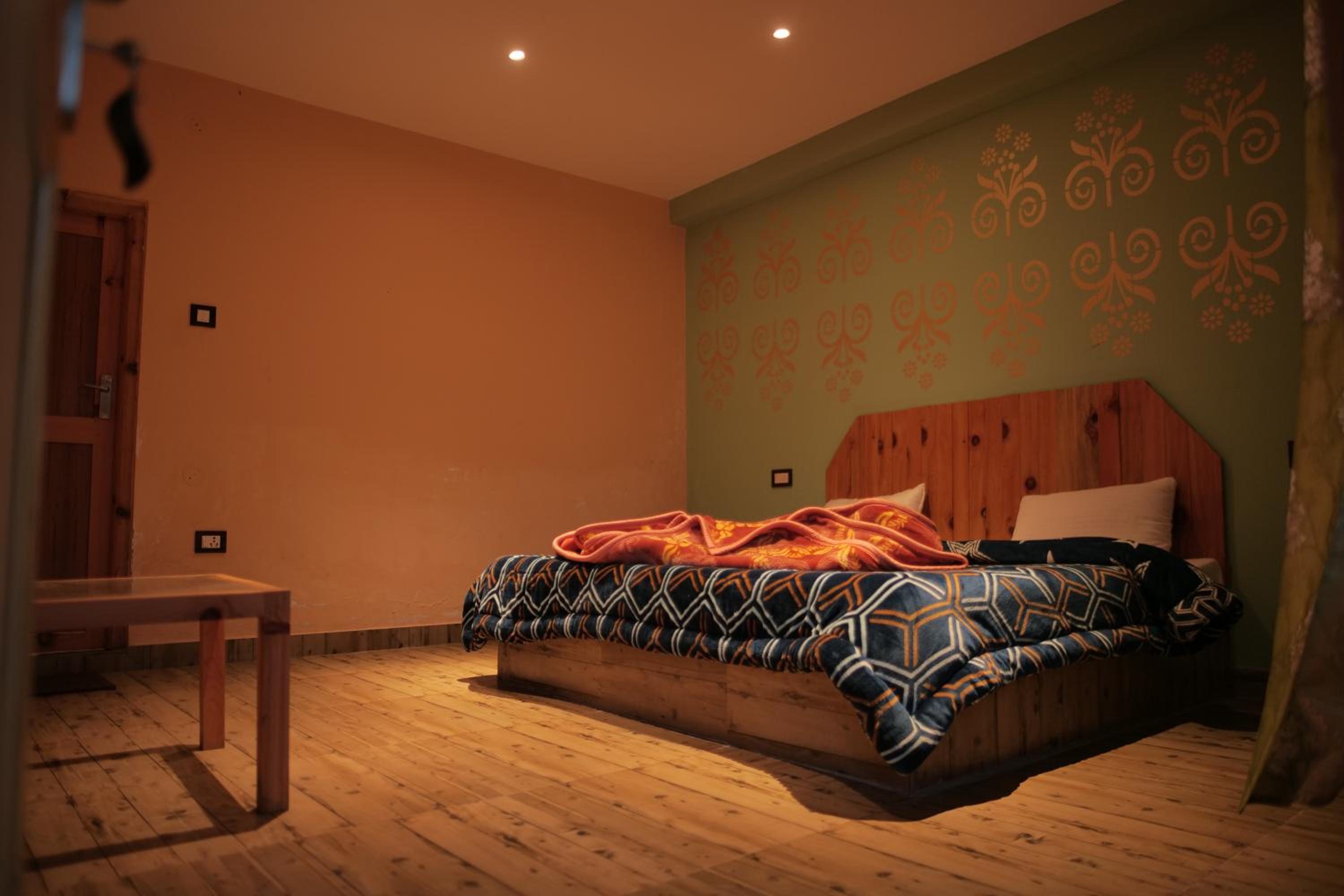 Yellowjackets Hostel Tosh