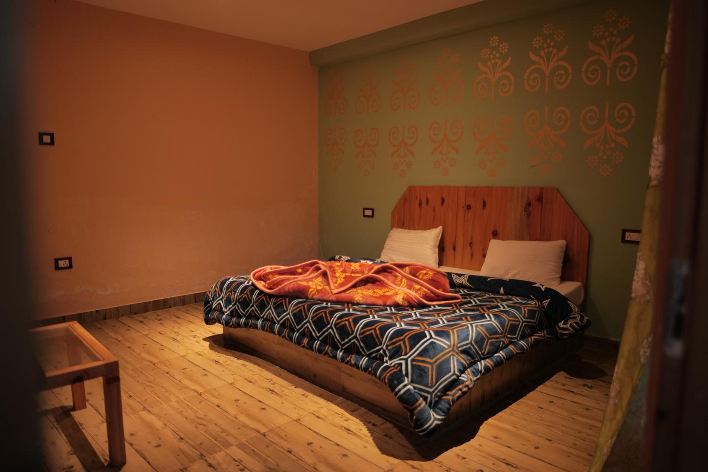 Yellowjackets Hostel Tosh