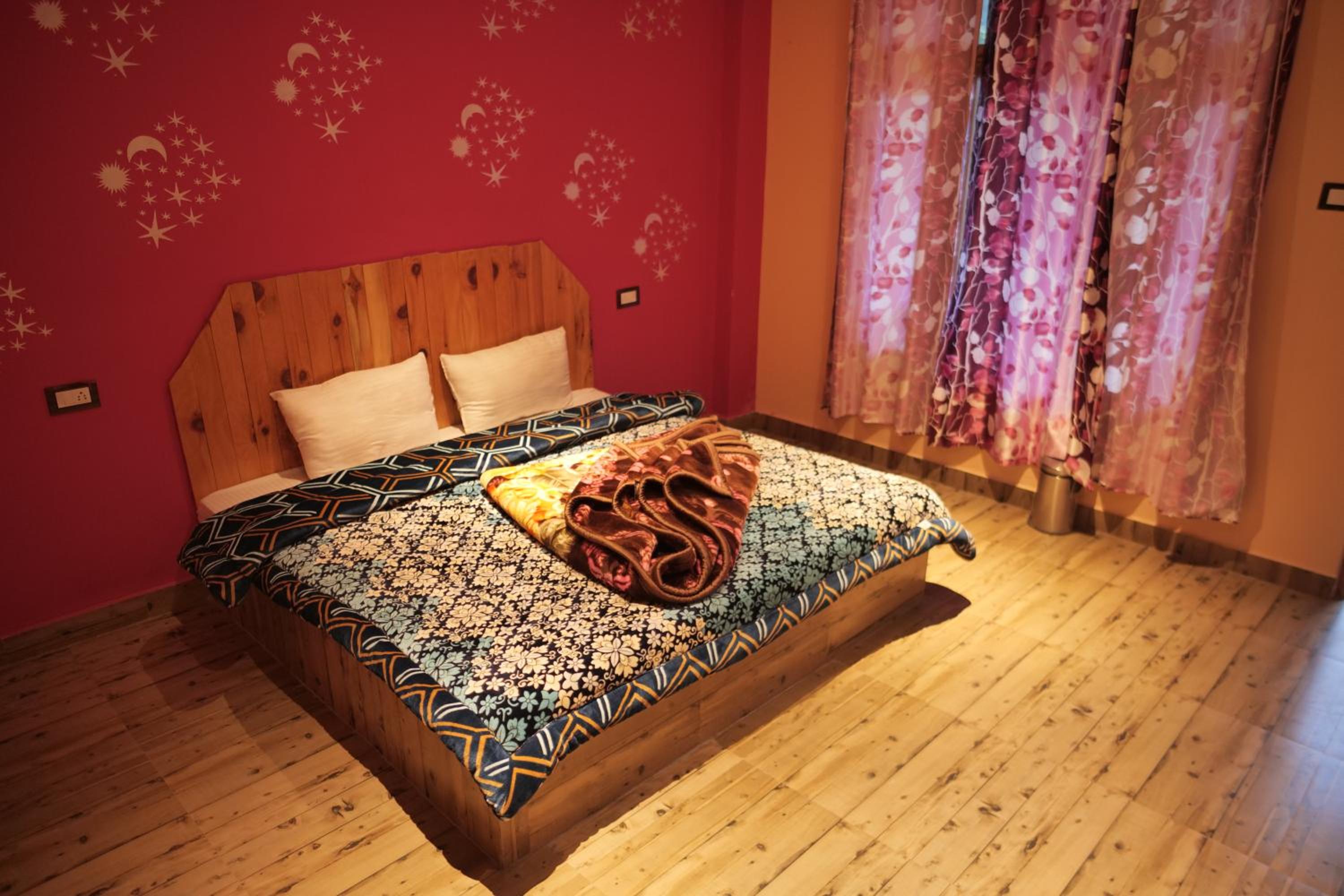 Yellowjackets Hostel Tosh