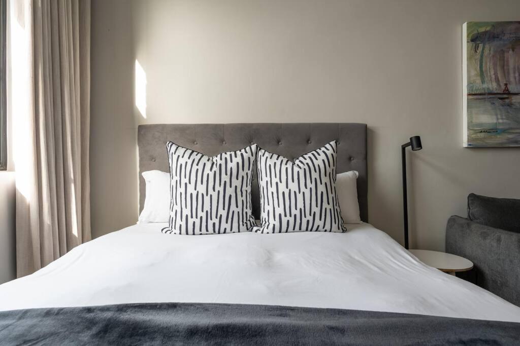 Luxury Studio Apartment - CoWorking - City Views view 4