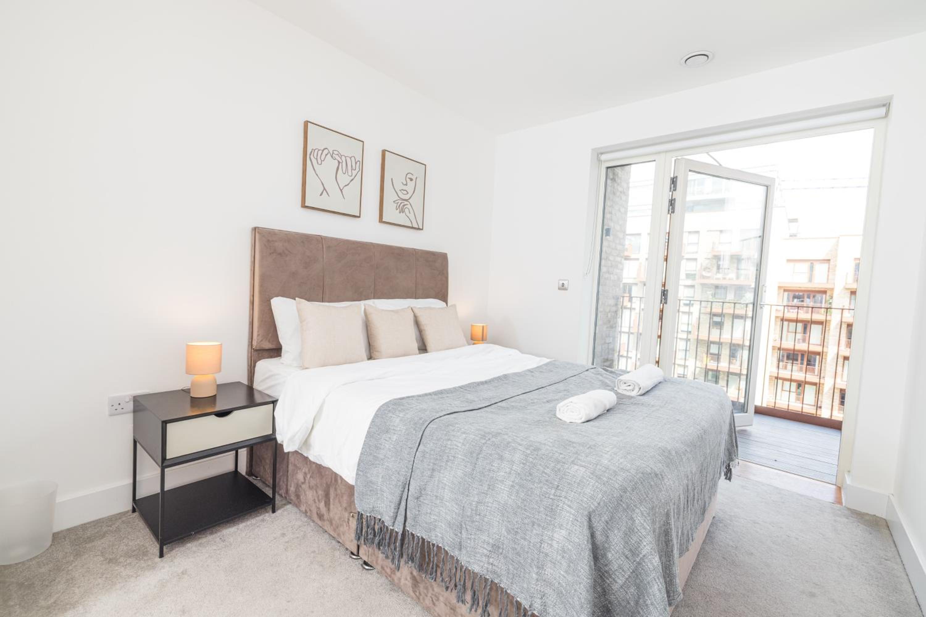 City Escape - Royal Wharf